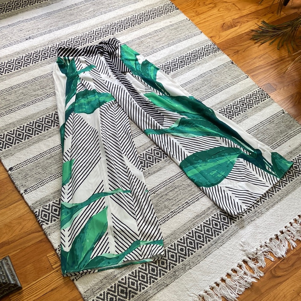 Super flowy wide-leg pant with a very resort style print. VICI Sz Small